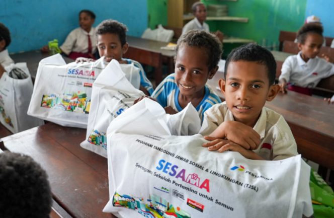 
					Pertamina Patra Niaga Regional Papua Maluku  dukung peningkatan kualitas pendidikan masyarakat lewat program TJSL SESAMA, Program Seragam Sekolah Untuk Semua bagi masyarakat prasejahtera di SD-SMP Satu Atap Negeri Doromena, Distrik Depapre, Kabupaten Jayapura, Papua. (Foto dok: Pertamina Papua)