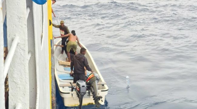 Proses evakuasi lima penumpang speedboat yang ditemukan selamat oleh kru KMP Masirei di perairan sekitar Pulau Moor, Sabtu, 29 Agustus 2026. (Foto dok: IST)