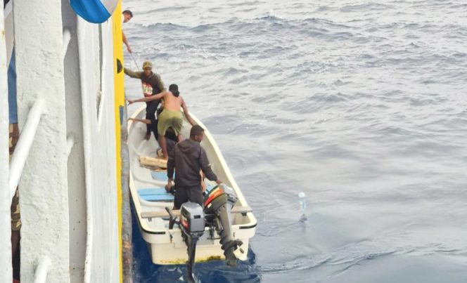 
					Proses evakuasi lima penumpang speedboat yang ditemukan selamat oleh kru KMP Masirei di perairan sekitar Pulau Moor, Sabtu, 29 Agustus 2026. (Foto dok: IST)