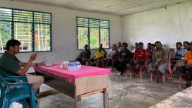 
Anggota DPRK Kepulauan Yapen Rian Hendrik saat berdialog bersama masyarakat Kampung Roswari, Distrik Yapen Utara. (Foto dok: IST)