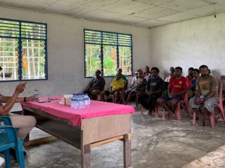 
Anggota DPRK Kepulauan Yapen Rian Hendrik saat berdialog bersama masyarakat Kampung Roswari, Distrik Yapen Utara. (Foto dok: IST)
