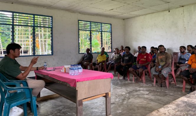 
					
Anggota DPRK Kepulauan Yapen Rian Hendrik saat berdialog bersama masyarakat Kampung Roswari, Distrik Yapen Utara. (Foto dok: IST)