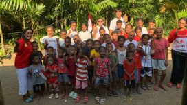 Wakil Ketua II DPRK Yapen Djorge Diamon Logianto, Rian Hendrik, pengajar, dan anak-anak Rumah Baca Sahabat El-Shaddai.  Foto: Ainun Faathirjal/KabarPapua.co