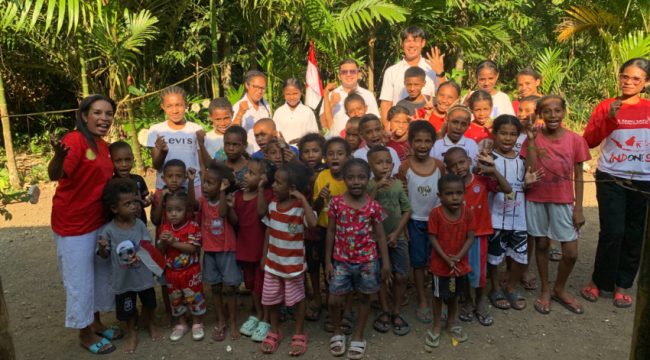 Wakil Ketua II DPRK Yapen Djorge Diamon Logianto, Rian Hendrik, pengajar, dan anak-anak Rumah Baca Sahabat El-Shaddai.  Foto: Ainun Faathirjal/KabarPapua.co