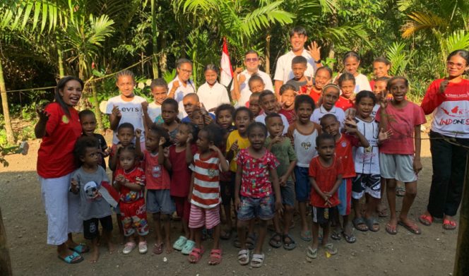
					Wakil Ketua II DPRK Yapen Djorge Diamon Logianto, Rian Hendrik, pengajar, dan anak-anak Rumah Baca Sahabat El-Shaddai.  Foto: Ainun Faathirjal/KabarPapua.co