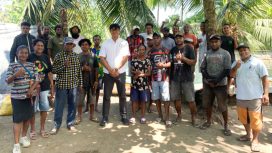 Anggota DPRK Kepulauan Yapen, Rian Hendrik turun langsung meninjau kondisi pangkalan ojek dan pangkalan spit di kawasan Cina Tua, Kepulauan Yapen. (KabarPapua.co/Ainun Faathirjal)