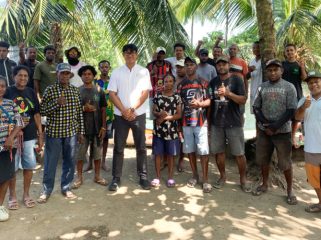 Anggota DPRK Kepulauan Yapen, Rian Hendrik turun langsung meninjau kondisi pangkalan ojek dan pangkalan spit di kawasan Cina Tua, Kepulauan Yapen. (KabarPapua.co/Ainun Faathirjal)