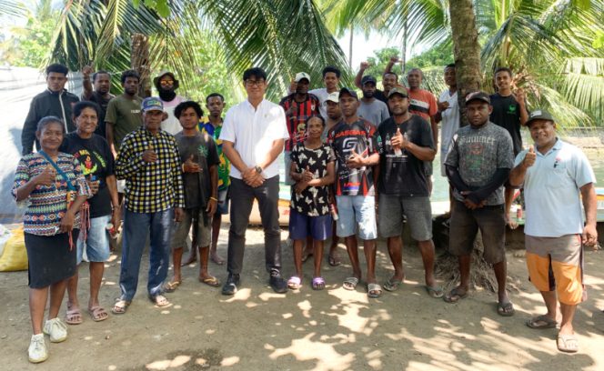 
					Anggota DPRK Kepulauan Yapen, Rian Hendrik turun langsung meninjau kondisi pangkalan ojek dan pangkalan spit di kawasan Cina Tua, Kepulauan Yapen. (KabarPapua.co/Ainun Faathirjal)