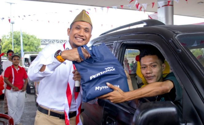 
					Executive General Manager Pertamina Patra Niaga Regional Papua Maluku, Awan Raharjo saat selenggarakan berbagai aktivitas di SPBU bersama pelanggan setia dalam semarak HUT Ke-81 Kemerdekaan RI. (Foto dok: Pertamina Papua) 