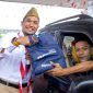 Executive General Manager Pertamina Patra Niaga Regional Papua Maluku, Awan Raharjo saat selenggarakan berbagai aktivitas di SPBU bersama pelanggan setia dalam semarak HUT Ke-81 Kemerdekaan RI. (Foto dok: Pertamina Papua) 