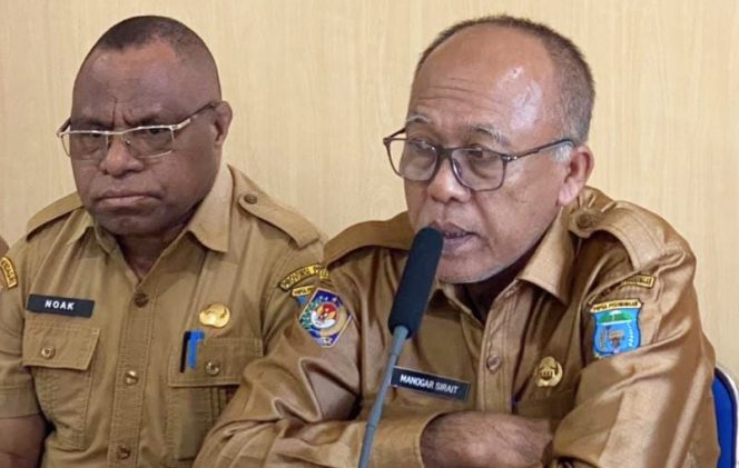 
					Staf Ahli Gubernur Papua Pegunungan, Manogar Sirait saat memberikan keterangan pers ke media. (Foto dok: IST)