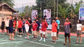 Sejumlah peserta mengikuti pembukaan pertandingan tenis di Lapangan Tenis Bulog, Serui, Kepulauan Yapen, Papua. (KabarPapua.co/Ainun Faathirjal)