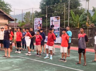Sejumlah peserta mengikuti pembukaan pertandingan tenis di Lapangan Tenis Bulog, Serui, Kepulauan Yapen, Papua. (KabarPapua.co/Ainun Faathirjal)