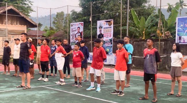 Sejumlah peserta mengikuti pembukaan pertandingan tenis di Lapangan Tenis Bulog, Serui, Kepulauan Yapen, Papua. (KabarPapua.co/Ainun Faathirjal)