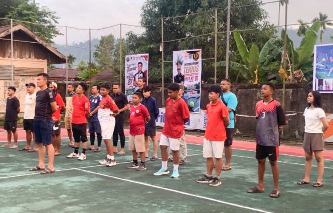 
					Sejumlah peserta mengikuti pembukaan pertandingan tenis di Lapangan Tenis Bulog, Serui, Kepulauan Yapen, Papua. (KabarPapua.co/Ainun Faathirjal)
