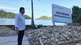 Tonny Tesar, 1. Anggota DPR RI dari Fraksi NasDem  saat meninjau pembangunan Kampung Nelayan di Kampung Ketuapi, Distrik Anotaurei, Kabupaten Kepulauan Yapen, Foto: Ainun Faathirjal/ KabarPapua.co