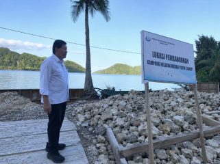 Tonny Tesar, 1. Anggota DPR RI dari Fraksi NasDem  saat meninjau pembangunan Kampung Nelayan di Kampung Ketuapi, Distrik Anotaurei, Kabupaten Kepulauan Yapen, Foto: Ainun Faathirjal/ KabarPapua.co