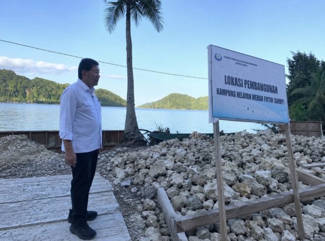 
					Tonny Tesar, 1. Anggota DPR RI dari Fraksi NasDem  saat meninjau pembangunan Kampung Nelayan di Kampung Ketuapi, Distrik Anotaurei, Kabupaten Kepulauan Yapen, Foto: Ainun Faathirjal/ KabarPapua.co