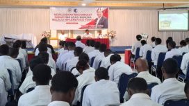 Anggota DPR RI Komisi XIII Tonny Tesar menyampaikan materi sosialisasi P5HAM kepada mahasiswa di Kabupaten Kepulauan Yapen. (KabarPapua.co/Ainun Faathirjal)