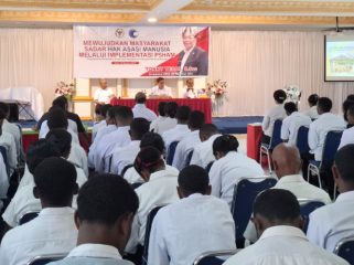 Anggota DPR RI Komisi XIII Tonny Tesar menyampaikan materi sosialisasi P5HAM kepada mahasiswa di Kabupaten Kepulauan Yapen. (KabarPapua.co/Ainun Faathirjal)