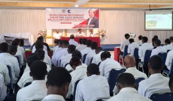 Anggota DPR RI Komisi XIII Tonny Tesar menyampaikan materi sosialisasi P5HAM kepada mahasiswa di Kabupaten Kepulauan Yapen. (KabarPapua.co/Ainun Faathirjal)