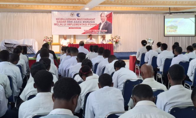 
					Anggota DPR RI Komisi XIII Tonny Tesar menyampaikan materi sosialisasi P5HAM kepada mahasiswa di Kabupaten Kepulauan Yapen. (KabarPapua.co/Ainun Faathirjal)