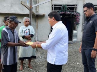 Kunjungan dan penyerahan bantuan kepada Jemaat GKI Getsemani Mawei, Kabupaten Kepulauan Yapen. (KabarPapua.co/Ainun Faathirjal) 