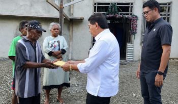 Kunjungan dan penyerahan bantuan kepada Jemaat GKI Getsemani Mawei, Kabupaten Kepulauan Yapen. (KabarPapua.co/Ainun Faathirjal) 