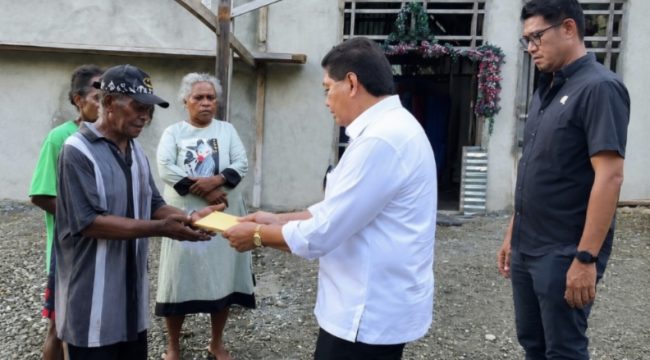 Kunjungan dan penyerahan bantuan kepada Jemaat GKI Getsemani Mawei, Kabupaten Kepulauan Yapen. (KabarPapua.co/Ainun Faathirjal) 