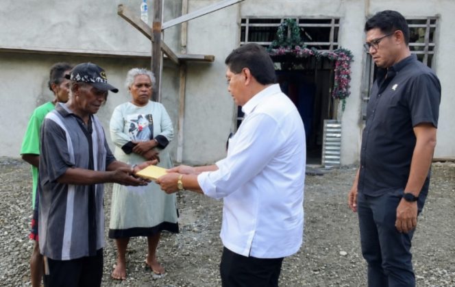 
					Kunjungan dan penyerahan bantuan kepada Jemaat GKI Getsemani Mawei, Kabupaten Kepulauan Yapen. (KabarPapua.co/Ainun Faathirjal) 