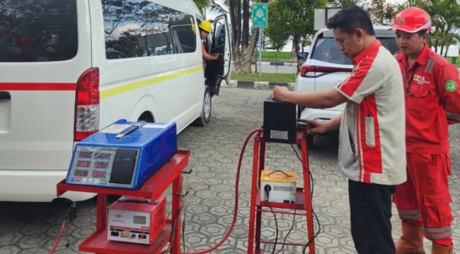 Uji emisi kendaraan di lingkungan PLN IP UBP Holtekamp. Foto: PLN IP UBP Holtekamp