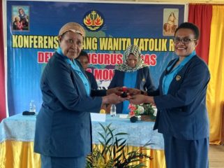 Vivian Gobai (kanan) terpilih menjadi Ketua DPC WKRI Santa Monika Paniai periode 2026 - 2029.  Foto: Agis Pranoto/Kabarpapua.co