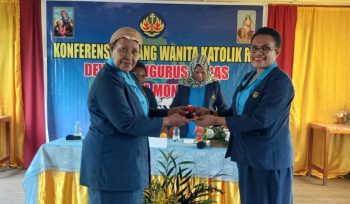 Vivian Gobai (kanan) terpilih menjadi Ketua DPC WKRI Santa Monika Paniai periode 2026 - 2029.  Foto: Agis Pranoto/Kabarpapua.co
