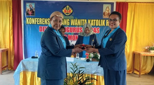 Vivian Gobai (kanan) terpilih menjadi Ketua DPC WKRI Santa Monika Paniai periode 2026 - 2029.  Foto: Agis Pranoto/Kabarpapua.co