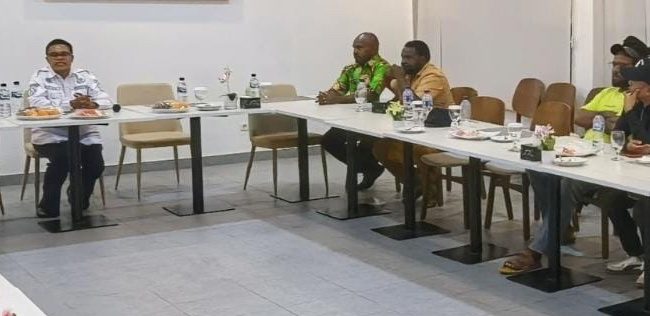 Pelaksana Tugas (Plt) Kepala Biro Umum Setda Provinsi Papua Tengah, Vivian E. Gobay saat bersama media di Nabire. Foto: Agis Pranoto/Kabarpapua.co