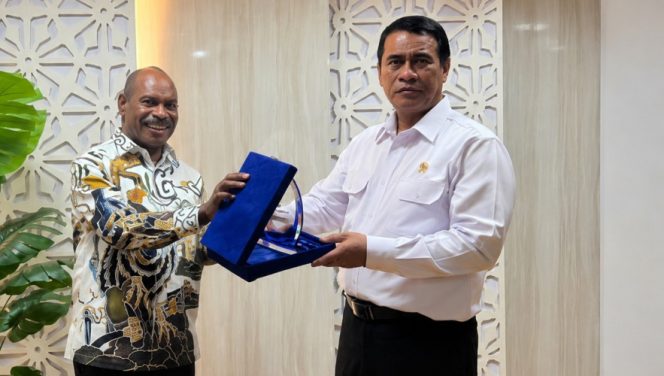 
					Wakil Bupati Puncak Naftali Akawal bertemu Menteri Pertanian (Mentan) Andi Amran Sulaiman pengembangan potensi perkebunan dan pertanian, khususnya komoditas kopi untuk mendongkrak perekonomian daerah. Foto: Diskominfo Puncak  