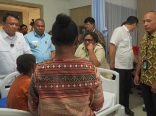 Wakil Kepala BGN Mayjen TNI (Purn.) Trenggono bersama Wamendagri Ribka Haluk tinjau penanganan pasien dugaan keracunan MBG di RSUP Jayapura. (Foto dok: Humas RSUP Jayapura-Narda Sinambela)
