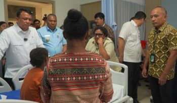 Wakil Kepala BGN Mayjen TNI (Purn.) Trenggono bersama Wamendagri Ribka Haluk tinjau penanganan pasien dugaan keracunan MBG di RSUP Jayapura. (Foto dok: Humas RSUP Jayapura-Narda Sinambela)
