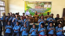 Pelatihan noken dari kulit kayu di Kabupaten Puncak. Foto: Diskominfo Puncak