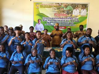 Pelatihan noken dari kulit kayu di Kabupaten Puncak. Foto: Diskominfo Puncak