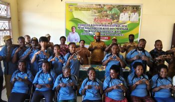 Pelatihan noken dari kulit kayu di Kabupaten Puncak. Foto: Diskominfo Puncak