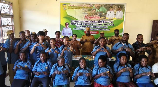 Pelatihan noken dari kulit kayu di Kabupaten Puncak. Foto: Diskominfo Puncak