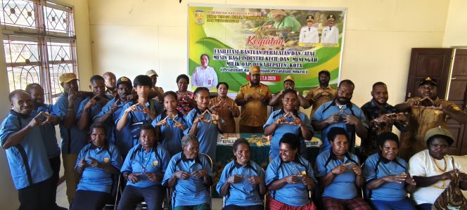 
					Pelatihan noken dari kulit kayu di Kabupaten Puncak. Foto: Diskominfo Puncak