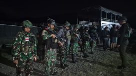 Pasukan TNI bersiaga dalam pengungkapan kasus penembakan 4 pekerja jalan di Tolikara. Foto: Pendam Cenderawasih.
