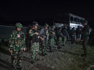 Pasukan TNI bersiaga dalam pengungkapan kasus penembakan 4 pekerja jalan di Tolikara. Foto: Pendam Cenderawasih.
