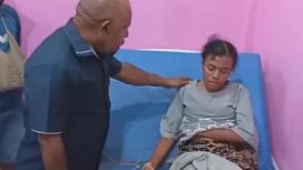 Bupati Jayapura, Yunus Wonda saat bertemu salah satu pasien yang keracunan MBG di Puskesmas Waibhu. Foto: ist
