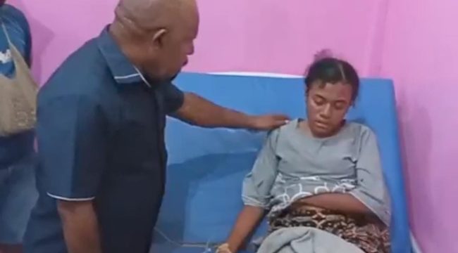 Bupati Jayapura, Yunus Wonda saat bertemu salah satu pasien yang keracunan MBG di Puskesmas Waibhu. Foto: ist