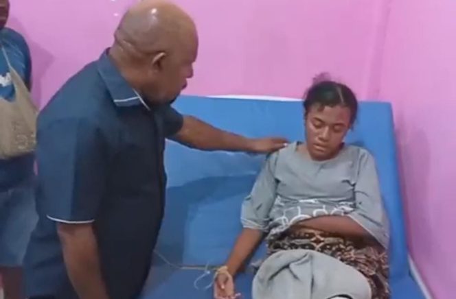 
					Bupati Jayapura, Yunus Wonda saat bertemu salah satu pasien yang keracunan MBG di Puskesmas Waibhu. Foto: ist