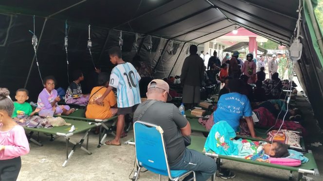 
					Pasien korban keracunan menu MBG di Depapre yang dirawat di RSUD Yowari Sentani Kabupaten Jayapura. Foto: Jems 
