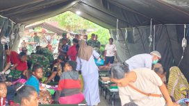 Pasien keracunan makanan yang dirawat di tenda darurat RSUD Yowari Sentani. Foto: Pendam Cenderawasih